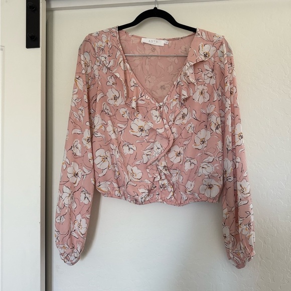 ASTR The Label Pink Floral Ruffle Blouse Button Blush Going Out Business Casual - Picture 3 of 6
